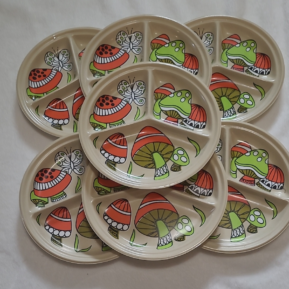 Beige Mushroom Divider Party Plates - Set of 8